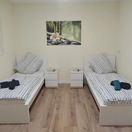 Work And 3 Schlafzimmer 8 Betten 1 Kueche 1 Badezimmer 150qm Appartamento Geilenkirchen