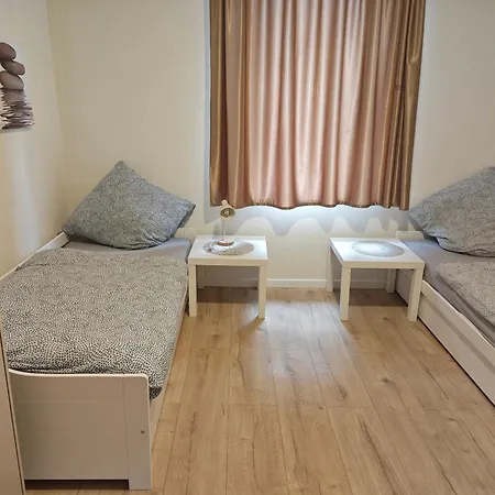 Work And 3 Schlafzimmer 8 Betten 1 Kueche 1 Badezimmer 150qm *
