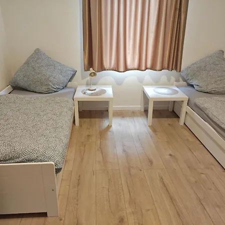 Work And 3 Schlafzimmer 8 Betten 1 Kueche 1 Badezimmer 150qm Apartment