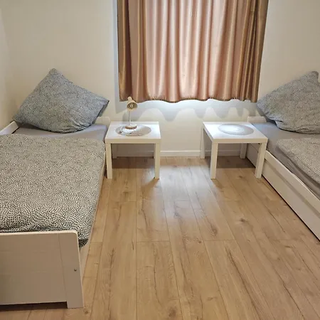 Work And 3 Schlafzimmer 8 Betten 1 Kueche 1 Badezimmer 150qm Daire